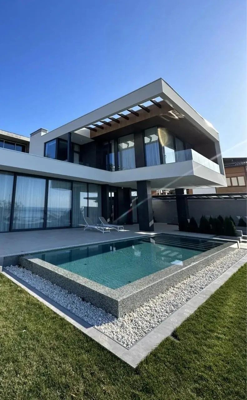 CUSTOM INFINITY
